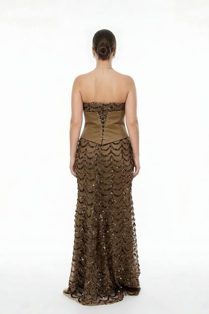 فستان سهرة بمقاسات كبيرة مزين بالترتر بتصميم يشبه الكورسيه النحاسي